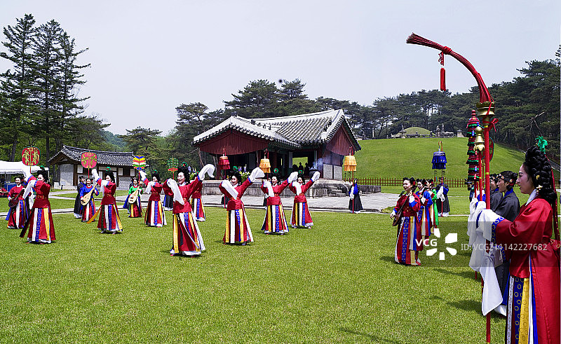 户外，白天，草地，天空，树木，传统图片素材