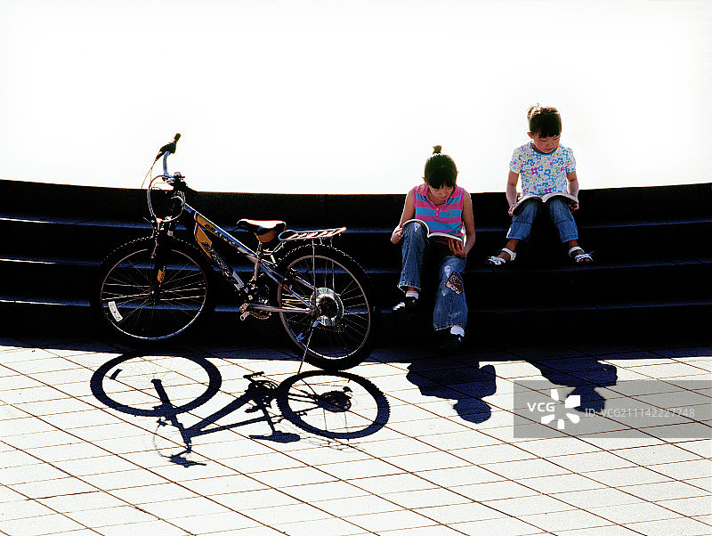 户外：高阳，两个儿童和女孩图片素材