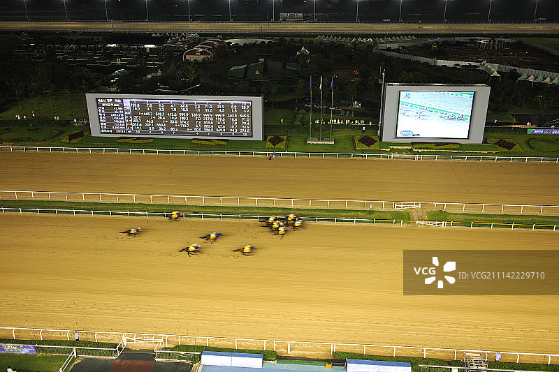 棕色泥土树夜景人物图片素材