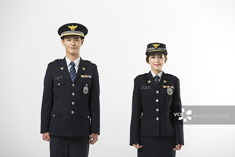 男女身穿警官制服图片素材