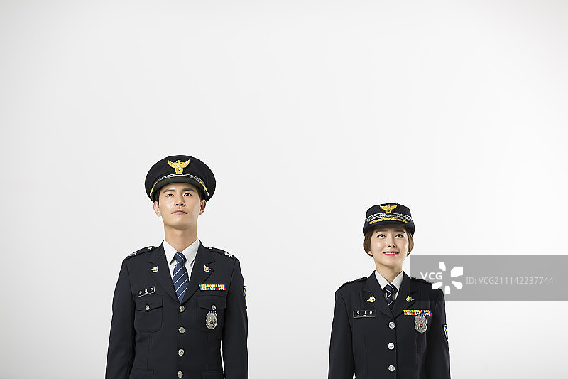 身穿警官制服的男女向上看图片素材