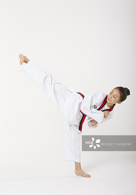 儿童跆拳道训练的影棚照图片素材