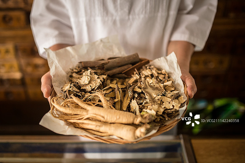 草药店里的年长男人图片素材