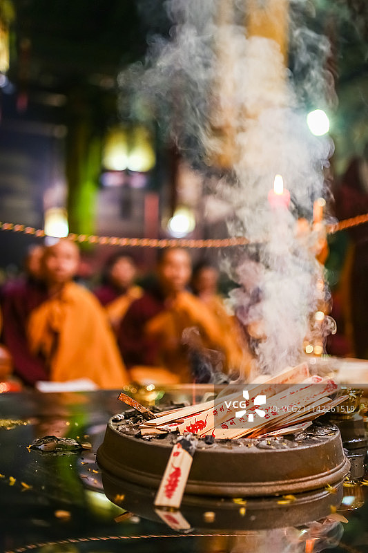 寺庙里烧香祈福的和尚图片素材