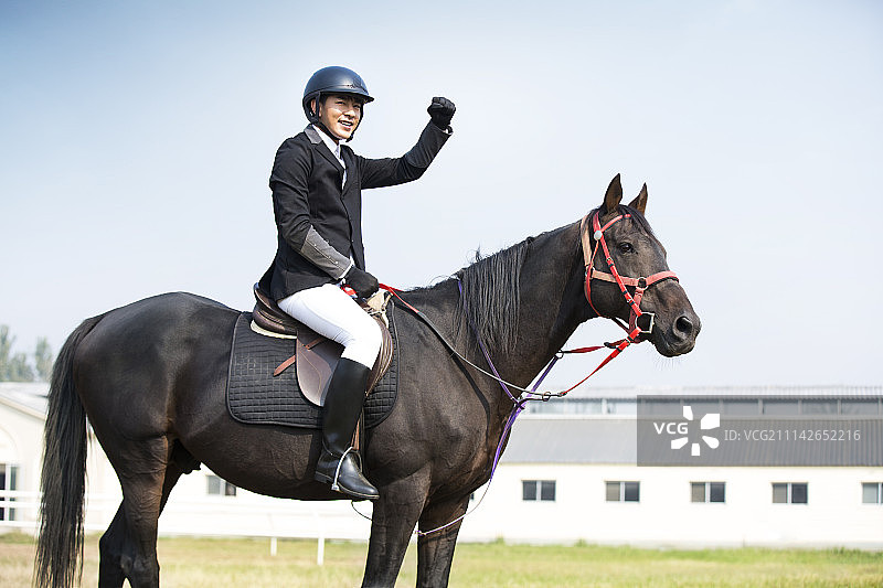 快乐的年轻男子骑马图片素材