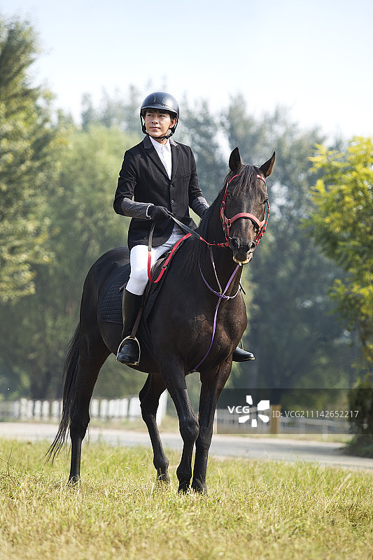 年轻男子骑马图片素材