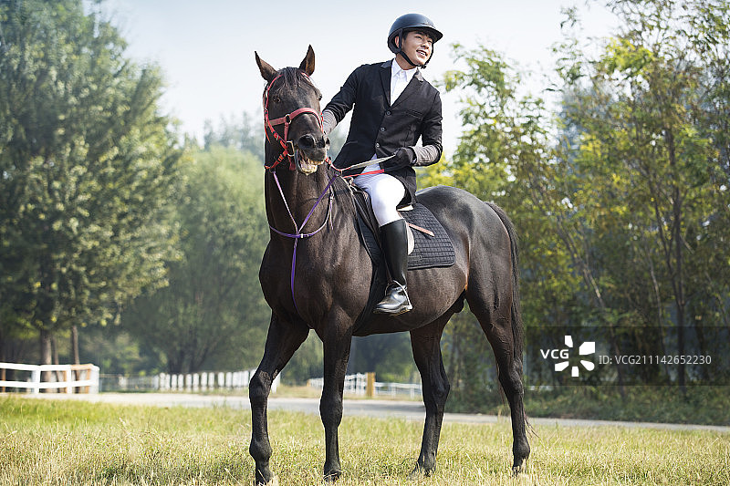 快乐的年轻男子骑马图片素材