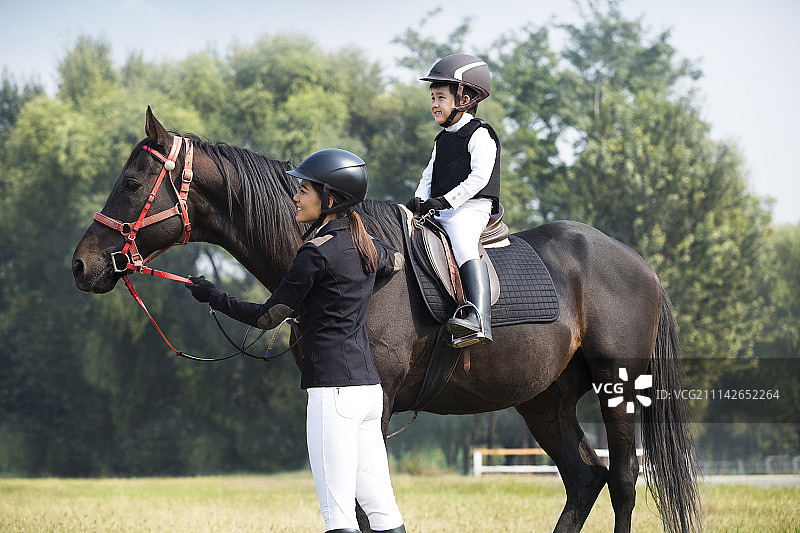 妈妈教女儿骑马图片素材