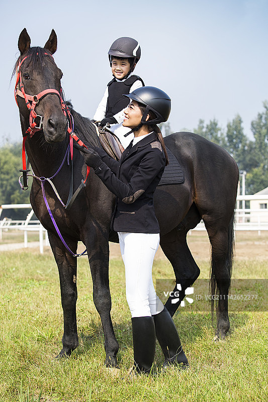 妈妈教女儿骑马图片素材