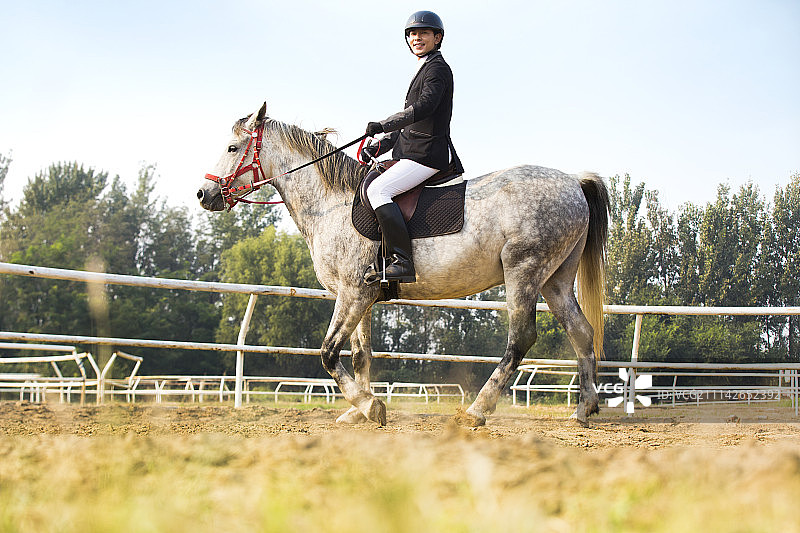 年轻男子骑马图片素材
