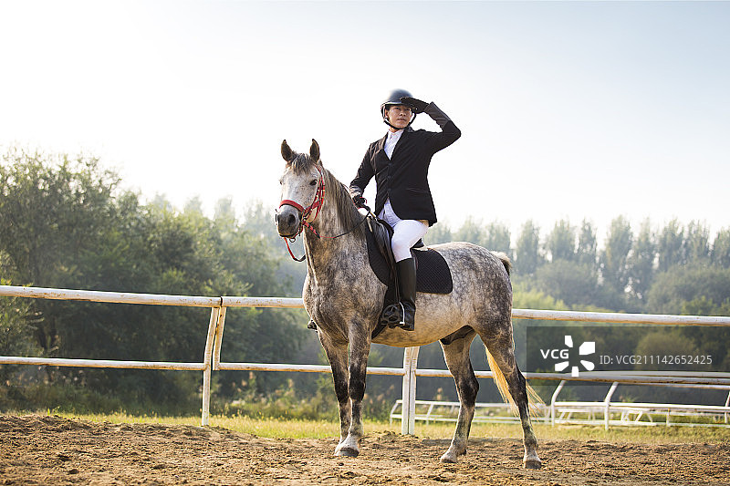 年轻男子骑马图片素材
