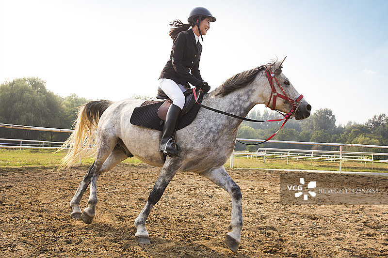 年轻女子骑马图片素材