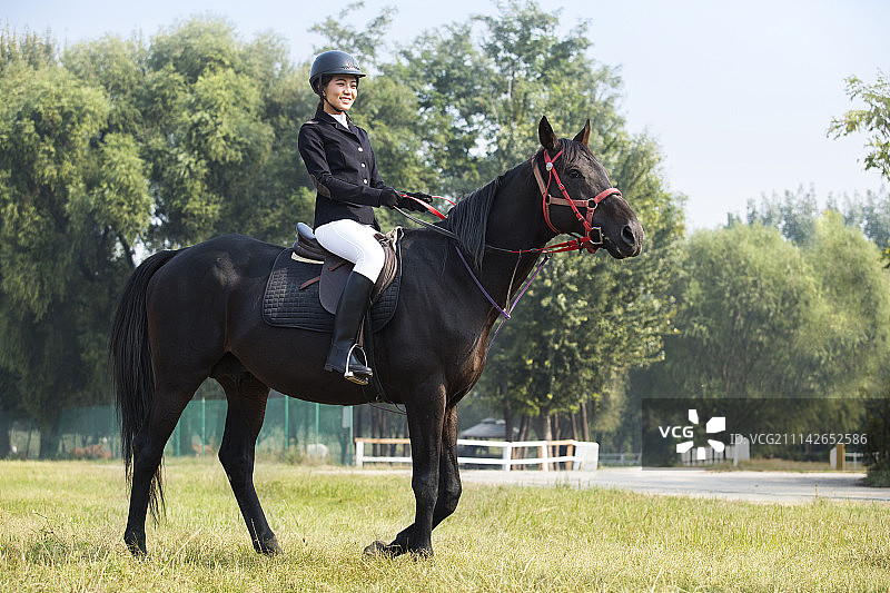 快乐的年轻女子骑马图片素材