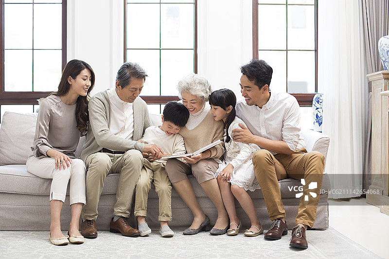 快乐家庭看相册图片素材