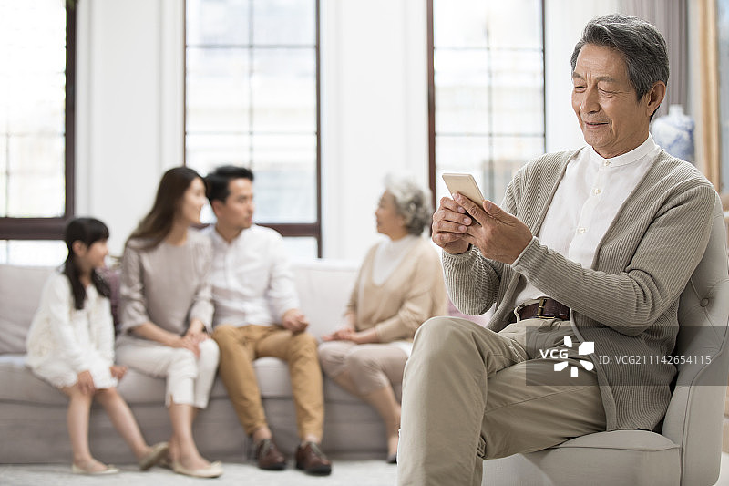 老年男子在家使用手机图片素材