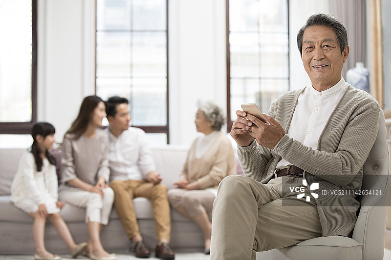 老年男子在家使用手机图片素材