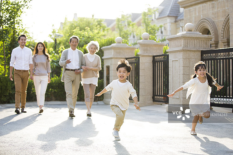 快乐的一家人在户外散步图片素材