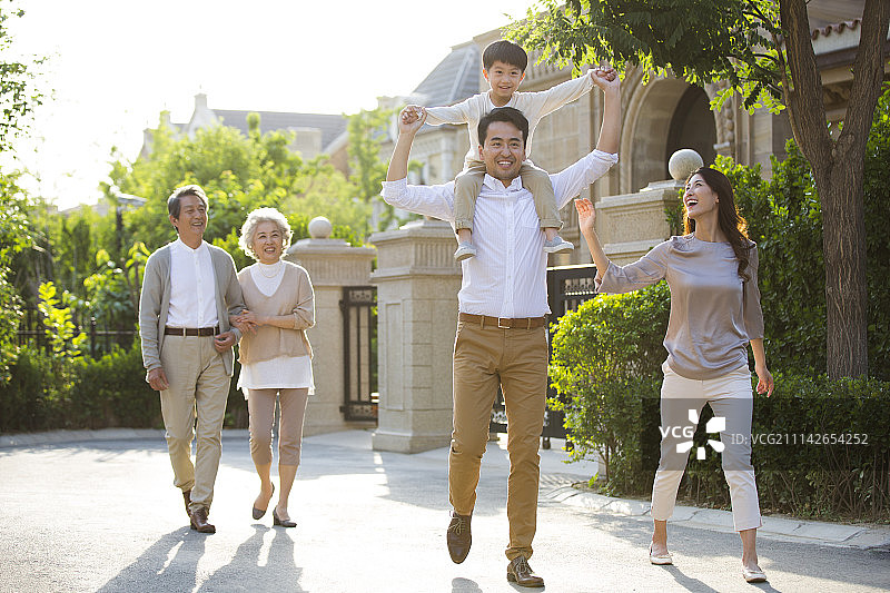 快乐的一家人在户外散步图片素材