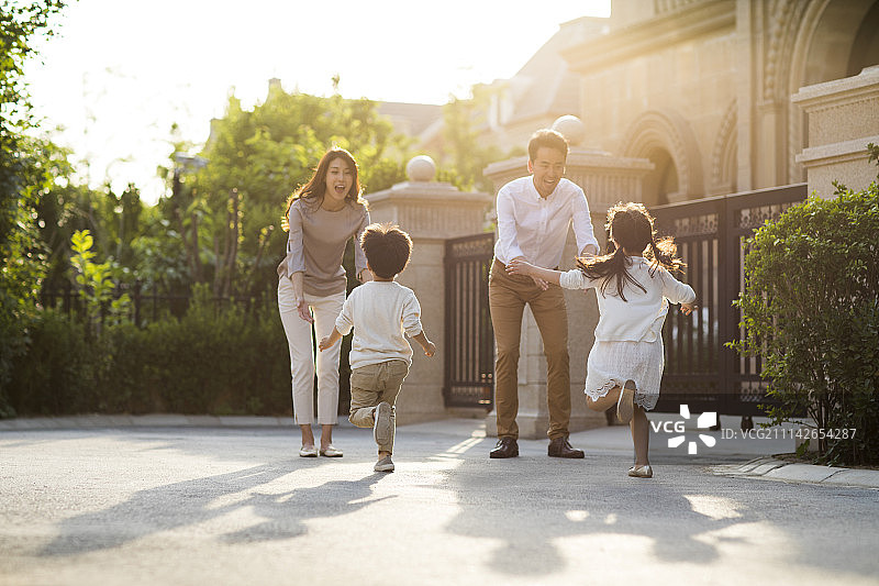 快乐的孩子奔向他们的父母图片素材