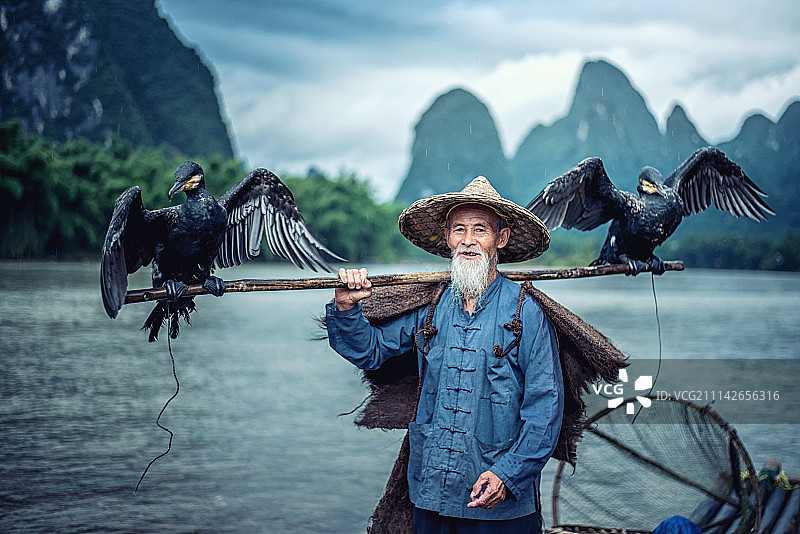 漓江上的传统鸬鹚渔夫表演图片素材