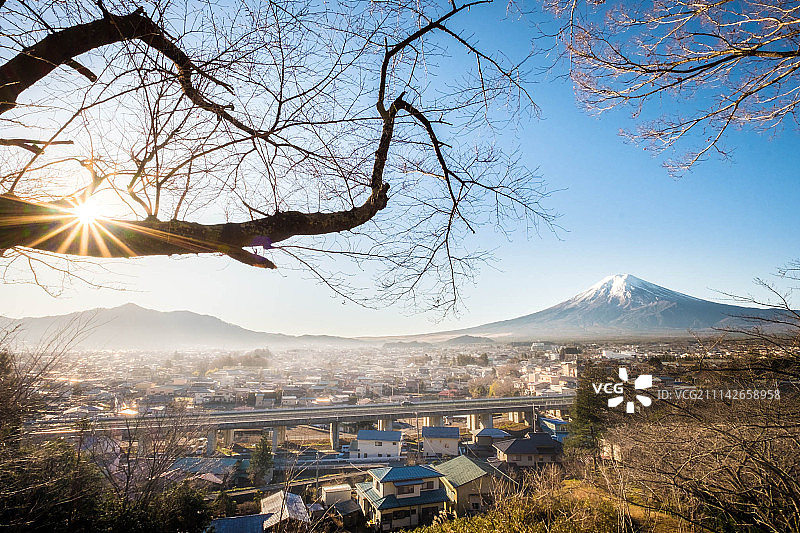 富士山下的城市图片素材