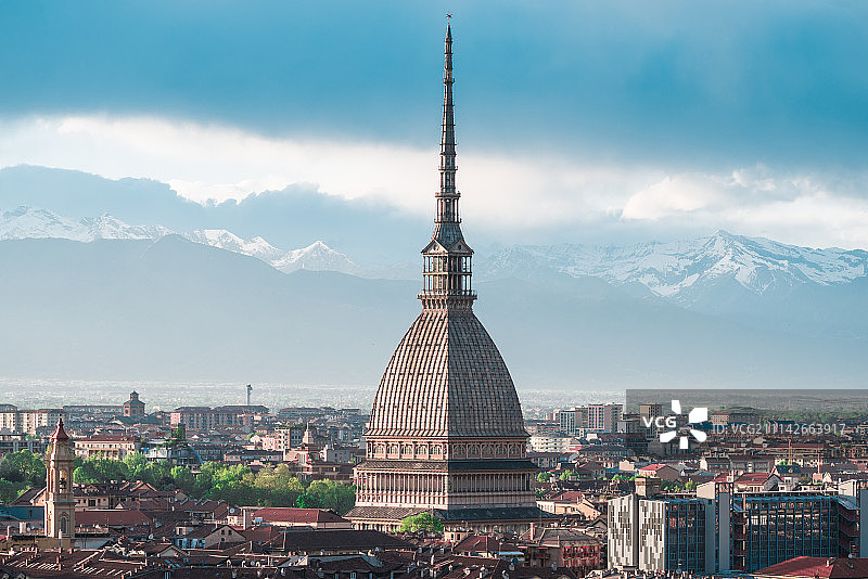 都灵（意大利）日落时分的城市风光与暴风云图片素材