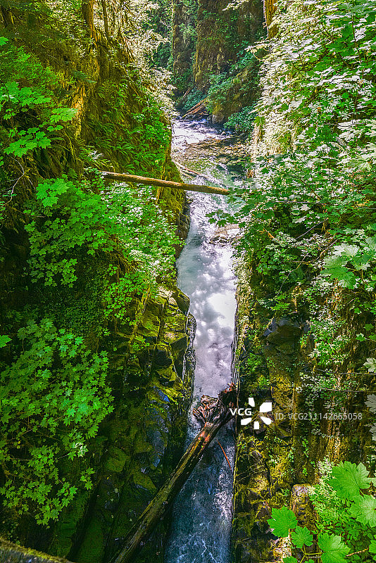 索尔达克河：瀑布下的峡谷图片素材