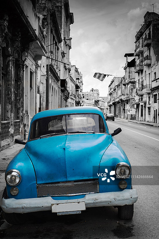 黑白古巴哈瓦那街头的旧车图片素材