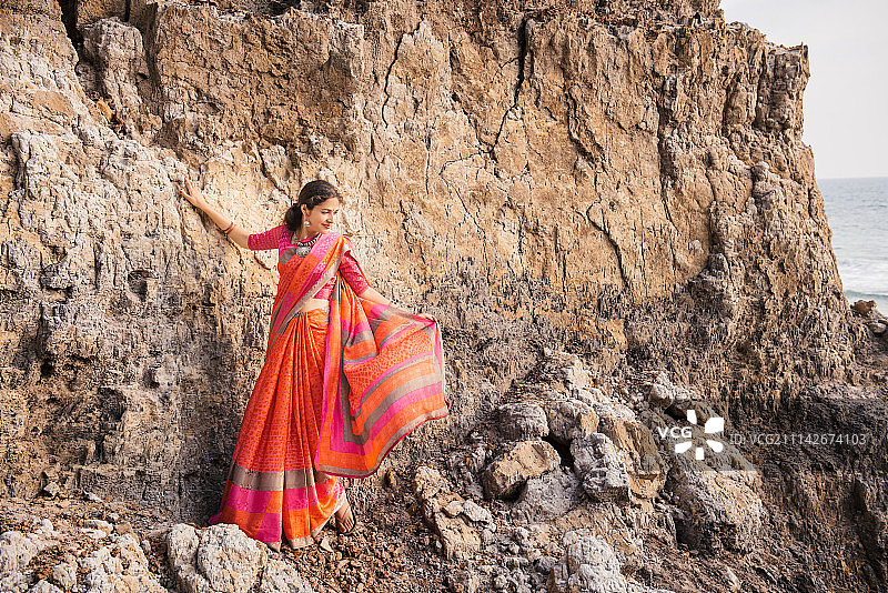 穿着漂亮纱丽的印度女人图片素材