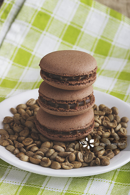 盘装巧克力马卡龙和绿咖啡图片素材