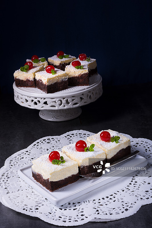 樱桃巧克力奶油蛋糕图片素材
