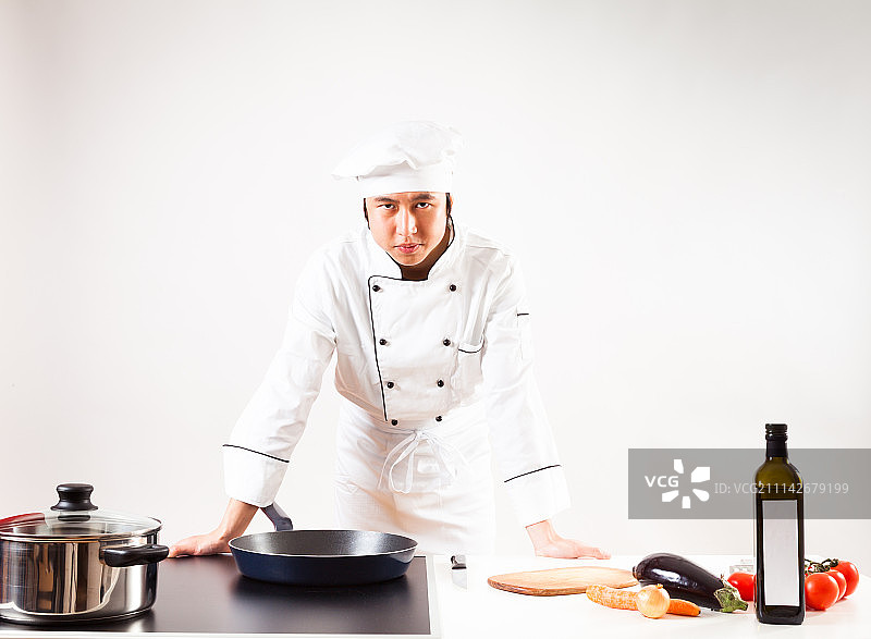 厨师在他的厨房里做饭图片素材