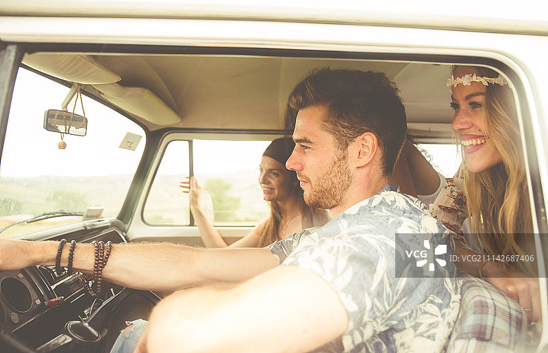 嬉皮士朋友驾驶小型货车图片素材