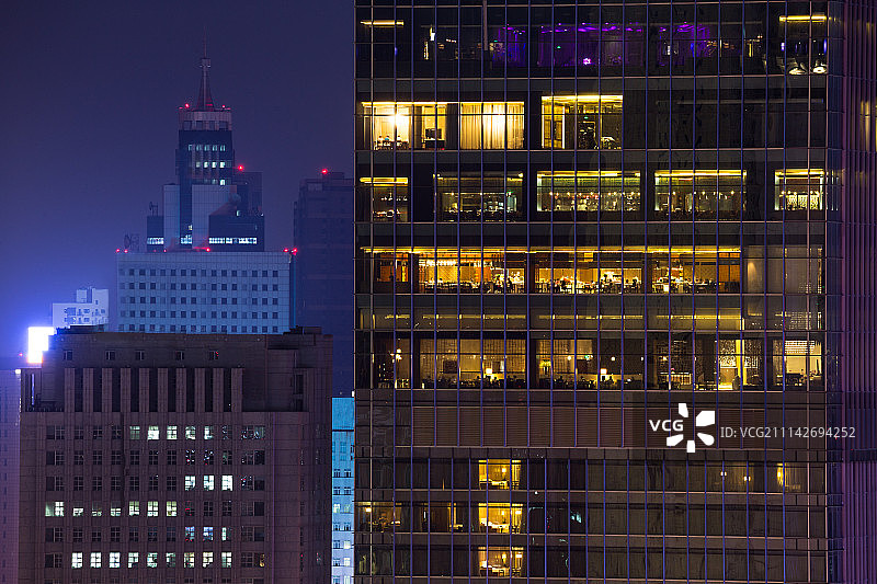 夜晚都市玻璃幕墙图片素材