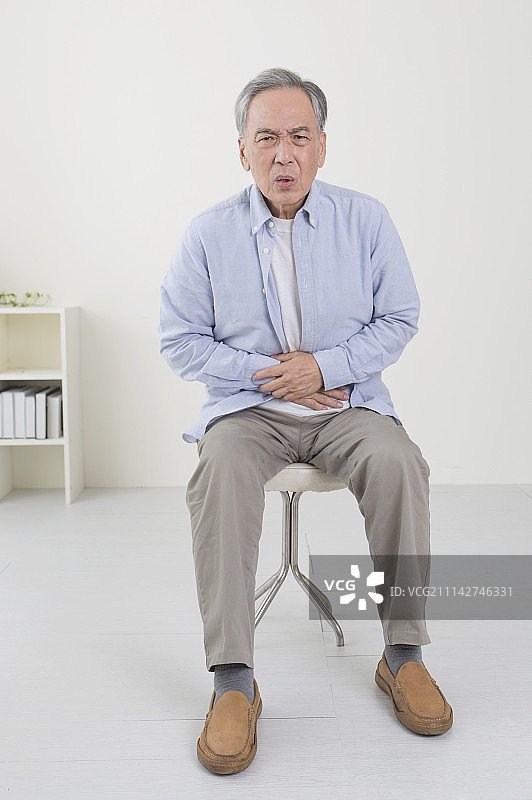老年男人,肚子痛图片素材