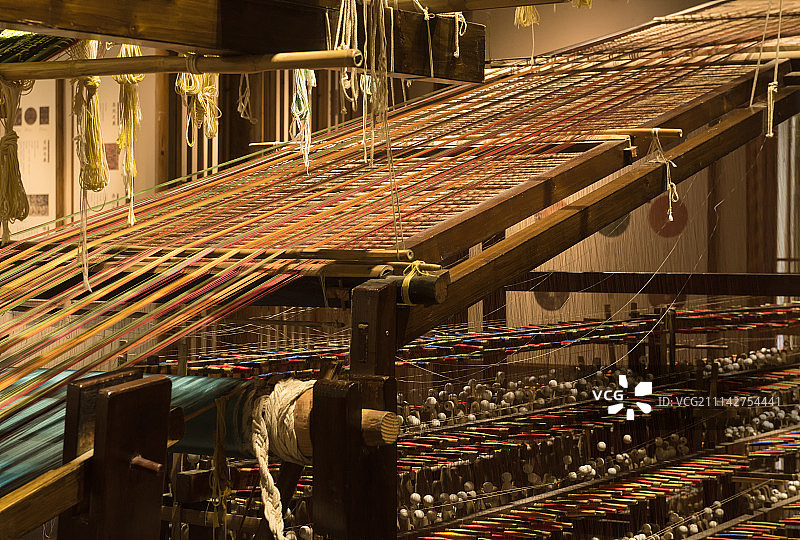 古老的丝绸织布机图片素材