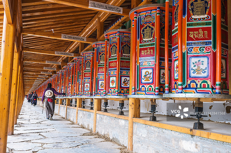 拉卜楞寺转经长廊图片素材