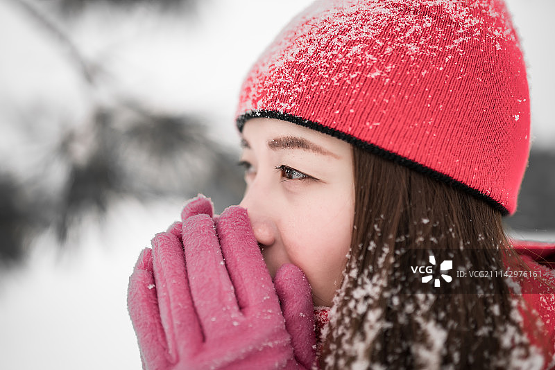 雪中的女孩图片素材