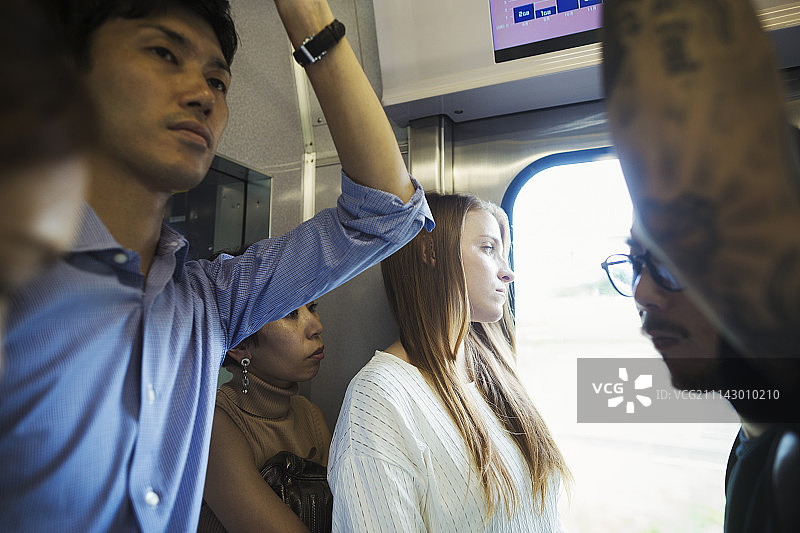 站在地铁上的小群体，东京通勤者图片素材