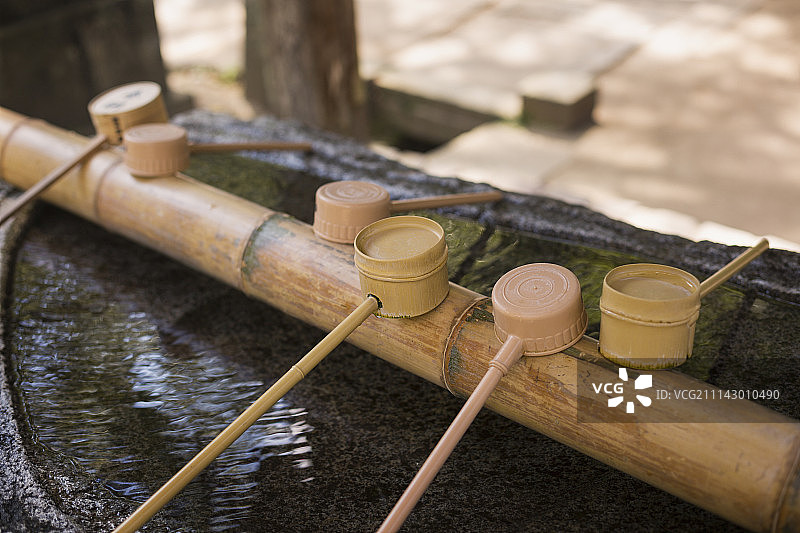 日本福冈县樱井神社的竹制洗手池特写图片素材