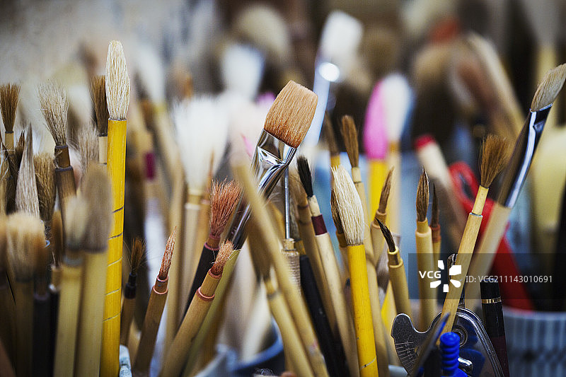 日本瓷器工坊画笔特写图片素材