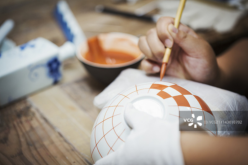 日本瓷器工作室里画几何图案的人特写图片素材