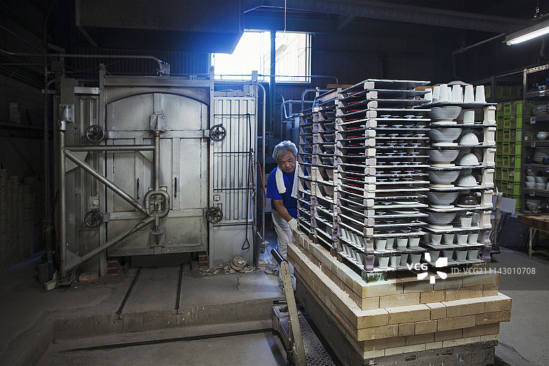 日本瓷器工坊内部景观：工人准备入窑的大量瓷器图片素材