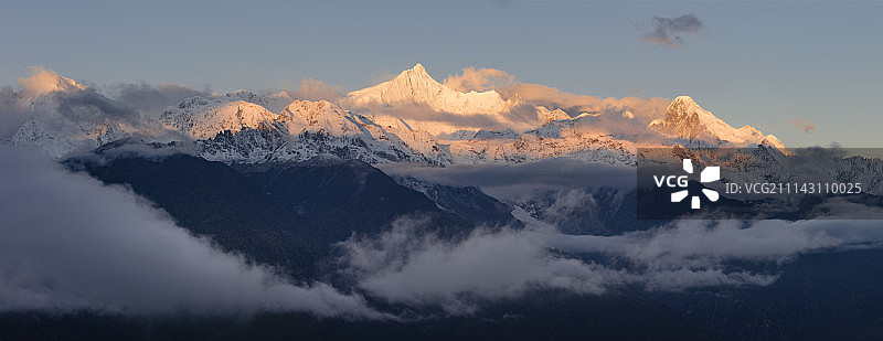 云南迪庆香格里拉梅里雪山风光图片素材