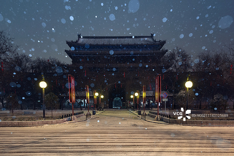 西安城墙城楼雪景夜景图片素材