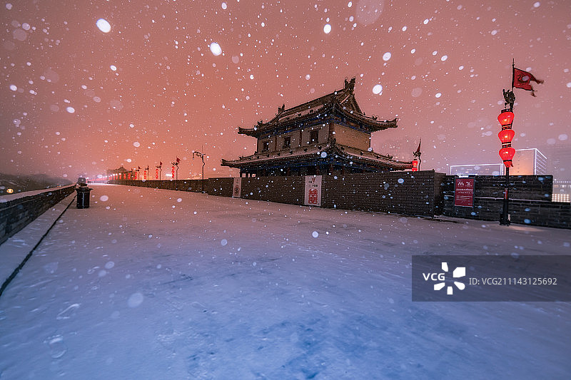 西安城墙城楼雪景夜景图片素材