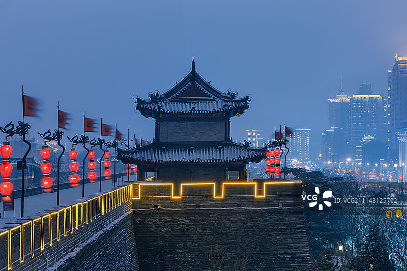 西安城墙城楼雪景夜景图片素材