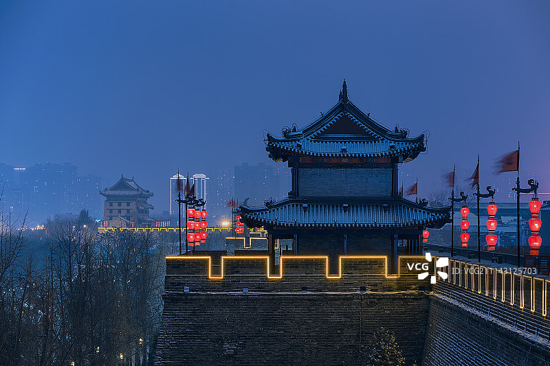 西安城墙城楼雪景夜景图片素材