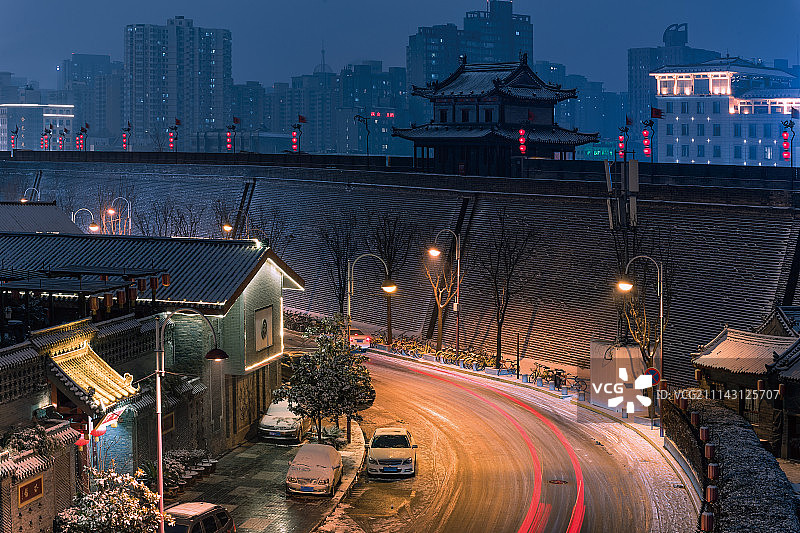 西安城墙城楼雪景夜景图片素材