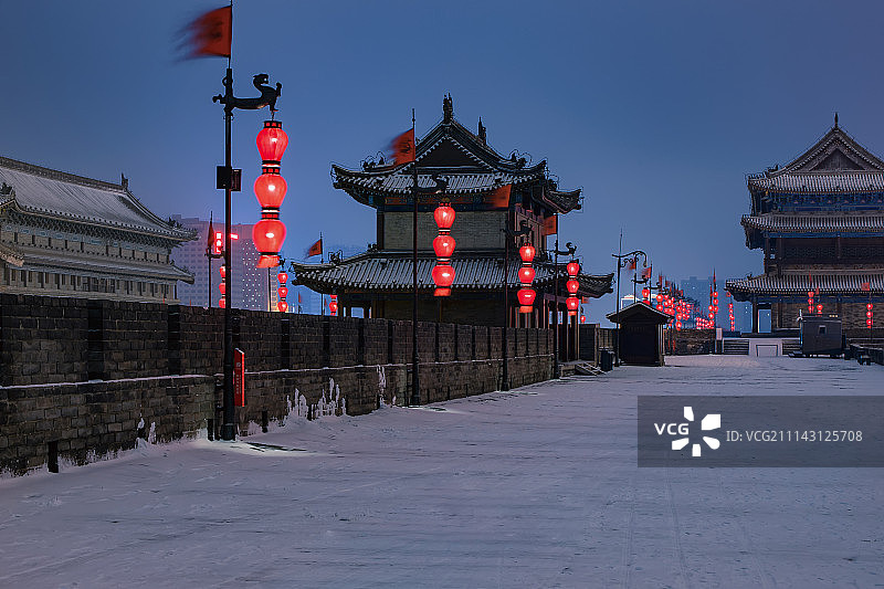 西安城墙城楼雪景夜景图片素材